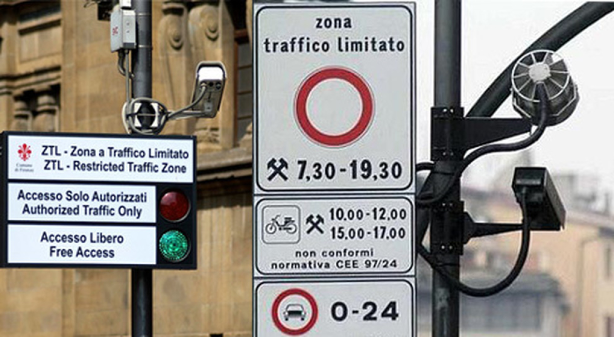 Señal ZTL y señalización vial